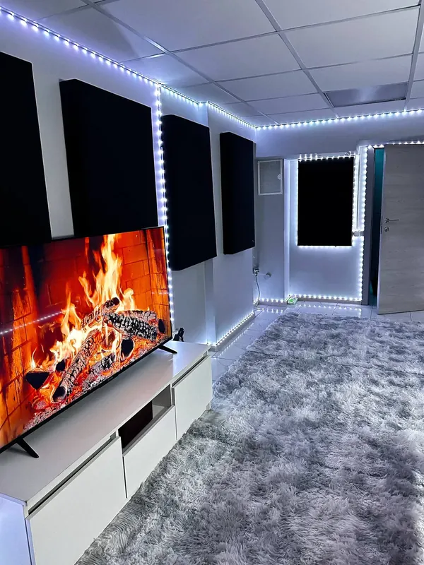 Камин и LED-подсветка по периметру