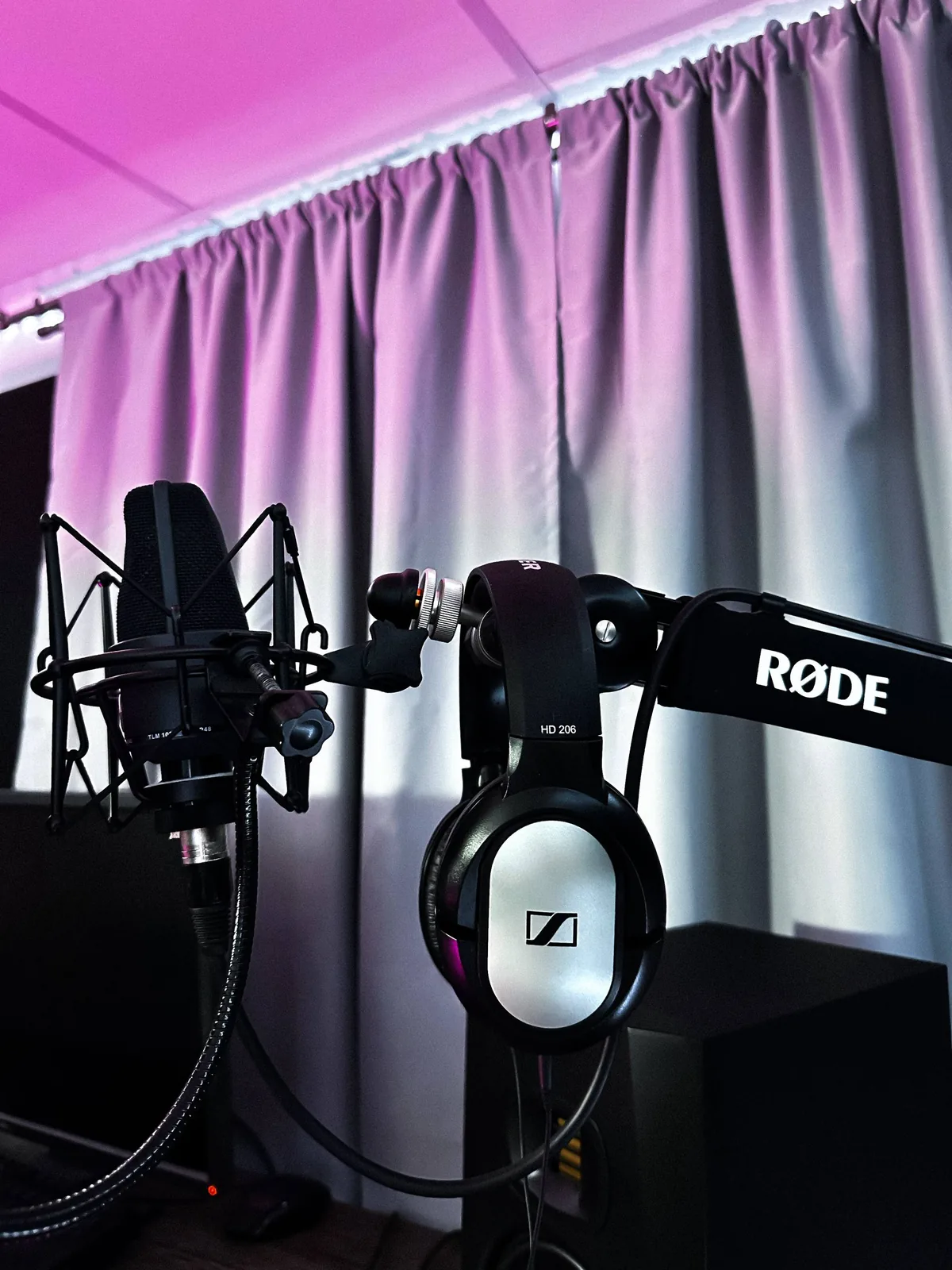 Микрофон RØDE и наушники Sennheiser в кабине записи